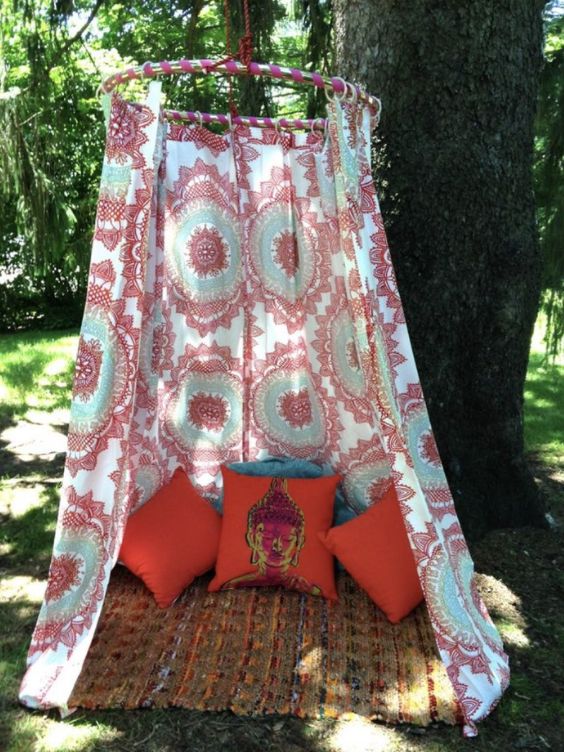 coin de lecture extérieur dans un tipi pour enfants / Visiondeco